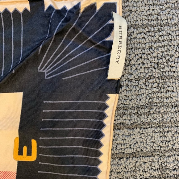 Burberry Silk Scarf/wrap - Picture 4 of 7